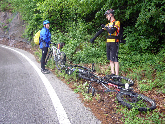 Unterwegs muss wieder die Regenkleidung herhalten