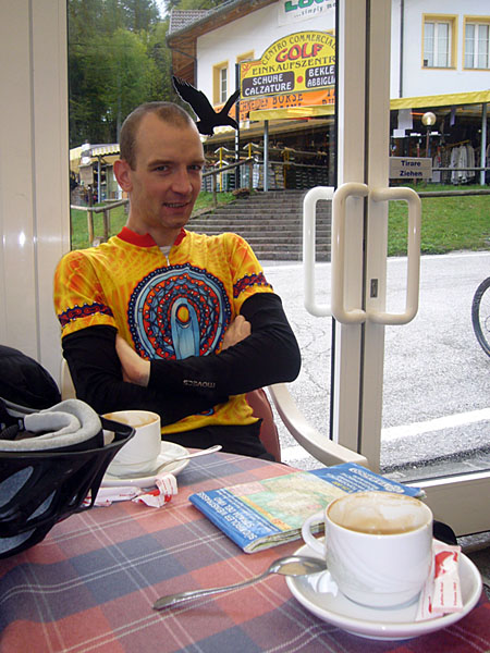 Kaum sind wir auf der Passh&ouml;he, sch&uuml;ttet es drau&szlig;en noch st&auml;rker