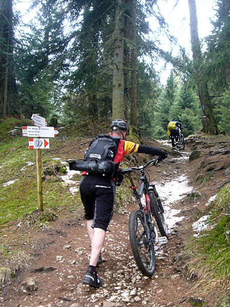 Matsch und Schneereste stemmen sich uns entgegen