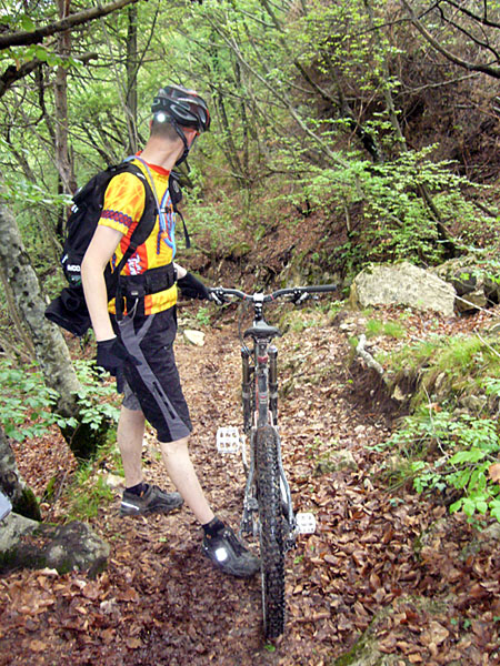 Skeptischer Blick in den matschigen Trail