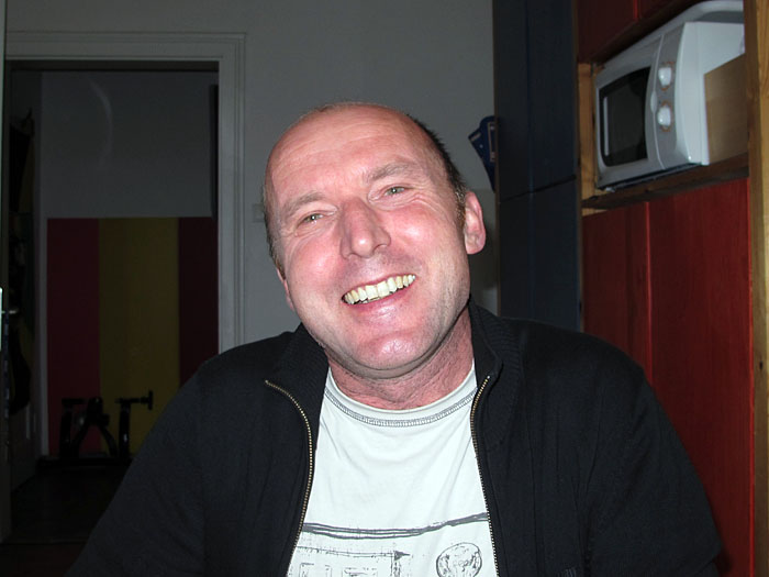 ... vor Schmerz muss er lachen