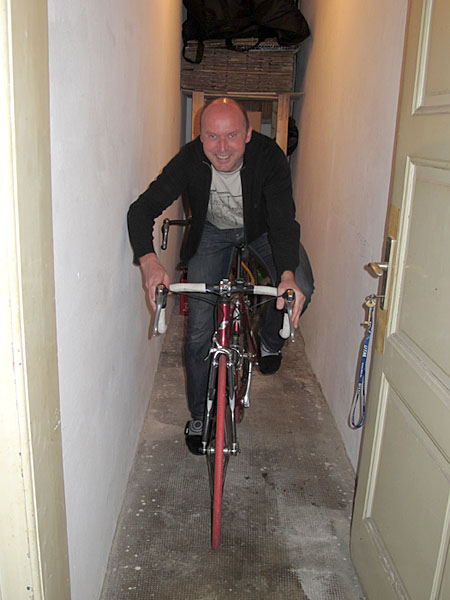 Aber ein Indoortest, ob er noch Rennradfahren kann. muss sein ;-)