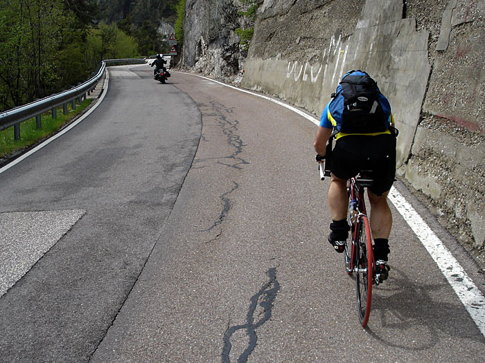 Reini hechtet dem Motorrad hinterher ;-)