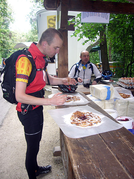 Straubenessen bei einem Stra&szlig;enfest ...