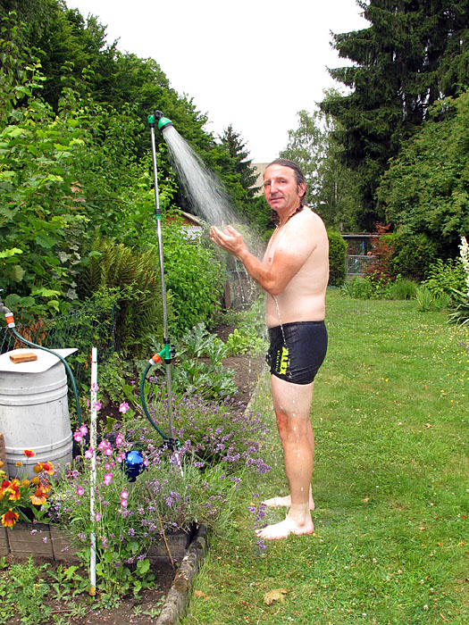 ... mit Hilfe der Gartendusche entfernt