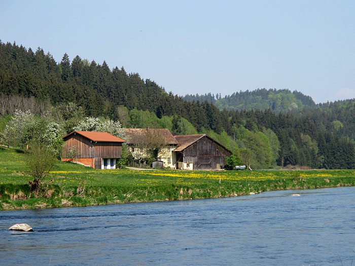 Geh&ouml;ft am anderen Flussufer