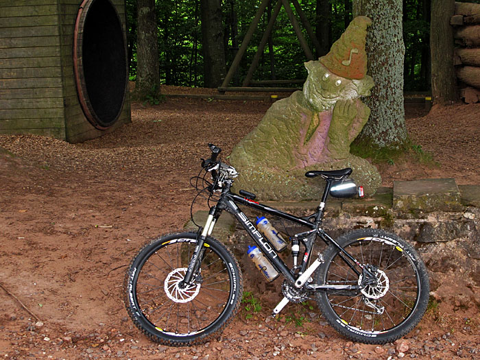 Der Zwerg passt aufs Rad auf ...