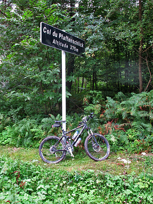 Am Col du Pfaffenschlick - Pass ist Pass, auch wenn er noch so niedrig ist ;-)