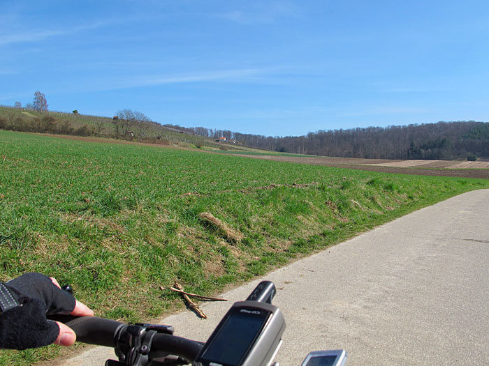 Fahrt durch den vielseitigen Kraichgau, neben Feldern ...