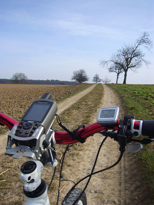 Die Fahrt geht durch Feld und Flur