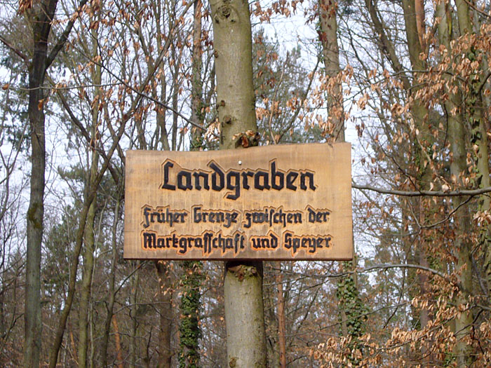 Eine Weile geht es auf einem alten Grenzweg entlang