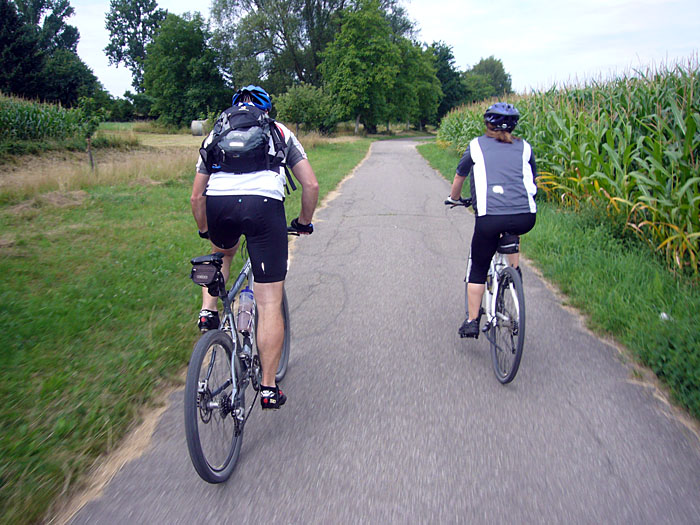 Reini muss im Wiegetritt fahren, um mit Bettina mithalten zu k&ouml;nnen ;-)