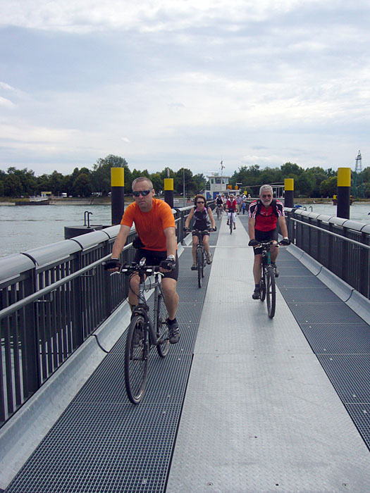 Die Radler verlassen die F&auml;hre