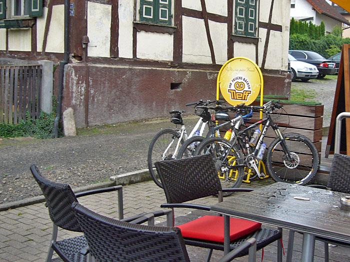 Die R&auml;der schon wieder stehen im Regen :-(