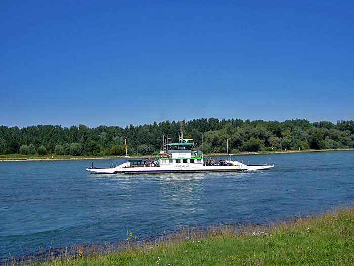 Die F&auml;hre bringt uns auf die Pf&auml;lzer Seite
