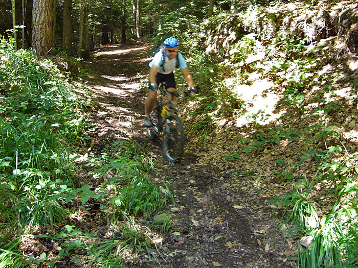 Der feuchte Boden spritzt nach oben