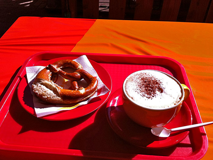 Im &uuml;blichen Caf&eacute; in Herrenalb