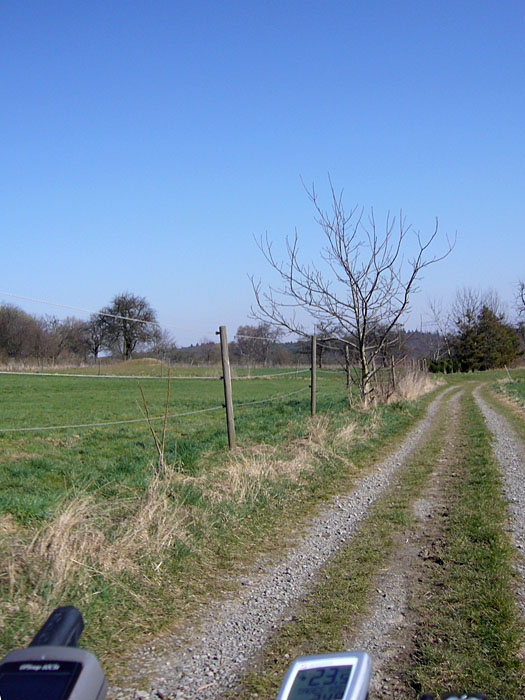 Die meiste Zeit f�hrt man �ber Feld- und ...