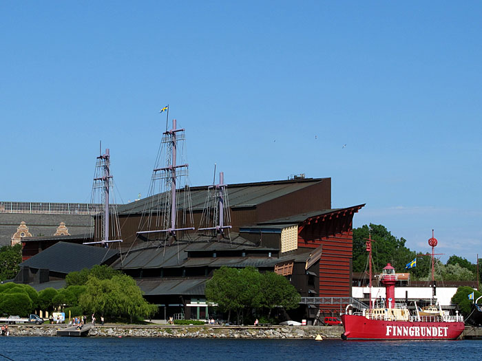Das Wasamuseum, die Masten des restaurierten Schiffes schauen aus dem Dach heraus