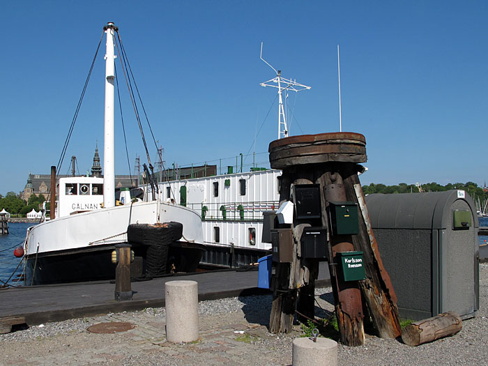 Die Briefk&auml;sten der Hausboote sind an einem alten Poller befestigt