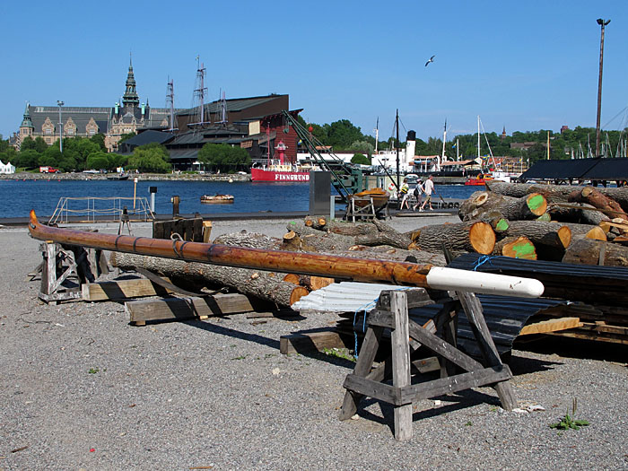 Aus altem Holz wird ein neuer Mast gefertigt