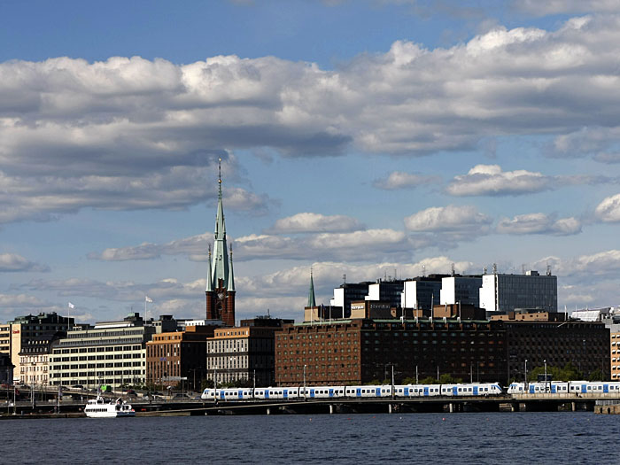 Klarakyrkan auf Norrmalm mit U-Bahn im Vordergrund