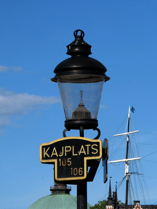 Kaiplatznummerierung an einer Laterne