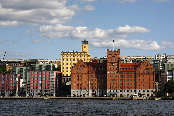 Leuchtturm und Industriefassaden