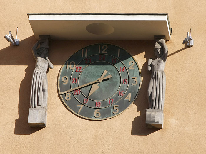 Alte Uhr mit Schattenspender