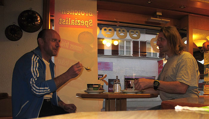 Leckerer Kaffee und belegte Brötchen