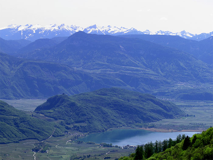 Der Kalterer See vor den Dolomiten