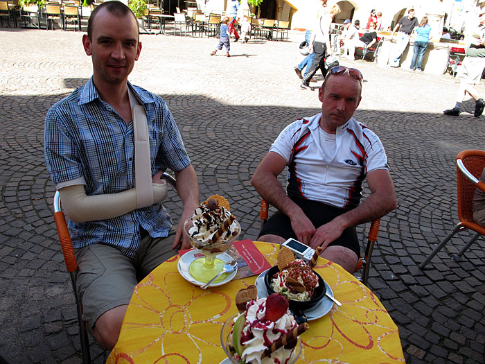 Das verdiente Eis im Ziel! Reini schaut etwas geschafft ;-)