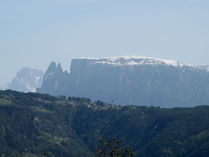 Blick von Jenesien zum gegen&uuml;ber liegenden Massiv