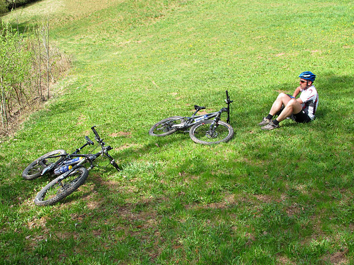 Pause und die von Dornen zerschundenen Beine pflegen