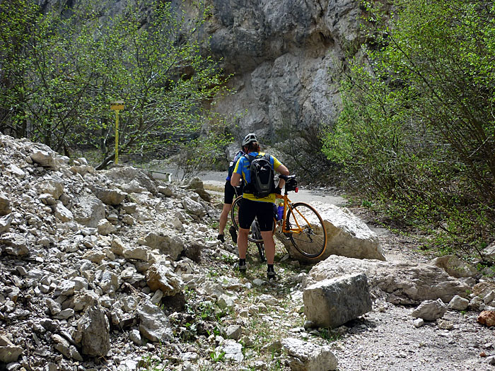 Die Umfahrung eines Tunnels ...