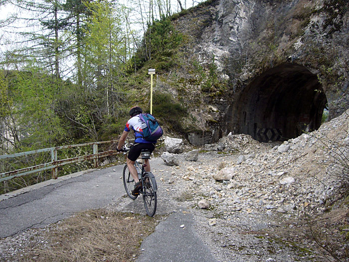 Um diesen einen Stra&szlig;entunnel zu umfahren, m&uuml;ssen wir 4 halbverfallene Tunnel durchqueren