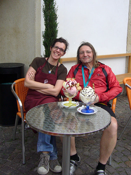 Die Eis-Chefin Margret freut sich &uuml;ber unseren Besuch