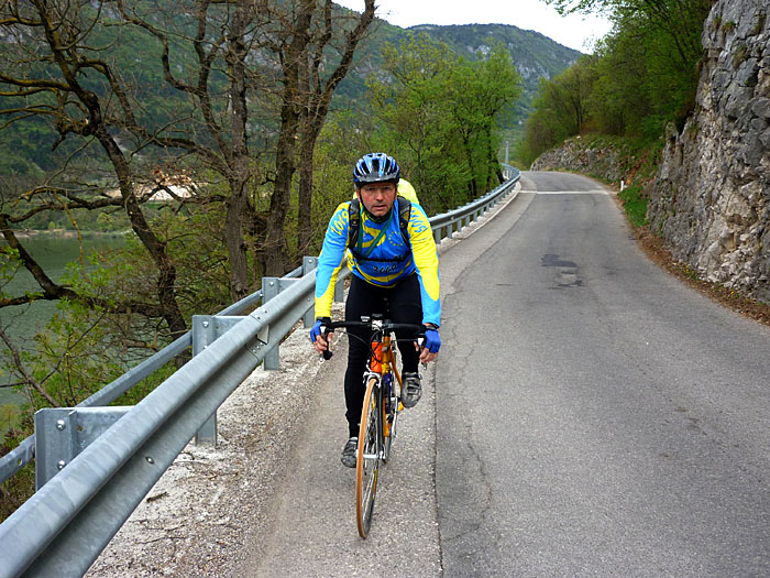Stra&szlig;e am Lago di Terlago
