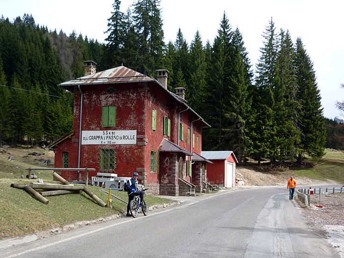 Am Stra&szlig;enw&auml;rterhaus des Passes