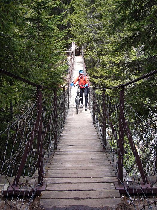 Nun geht es &uuml;ber eine wackelige H&auml;ngebr&uuml;cke