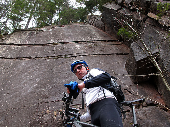 ... und rechts die Steilwand