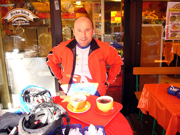 Erster Stopp in Bad Herrenalb, hei�er Kaffee und Sockenwechsel