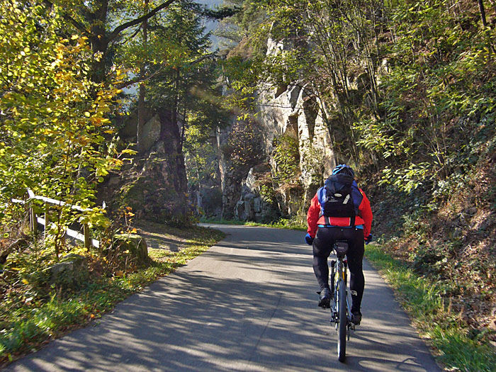 Weg durch den Fels gesprengt