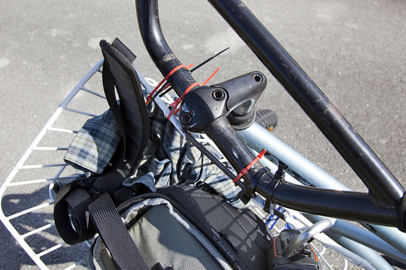 So wurde der Korb festgemacht, so eine Nation flog zum Mond? ;-) 40 USD f&uuml;r 2,5 h waren auch kein Schn&auml;ppchen, zumindest nicht f&uuml;r solche Schrottr&auml;der :-( 