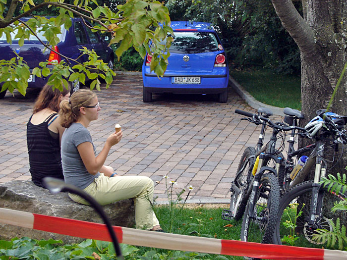 Die M&auml;dels bewundern unsere R&auml;der - oder bedauern? ;-)