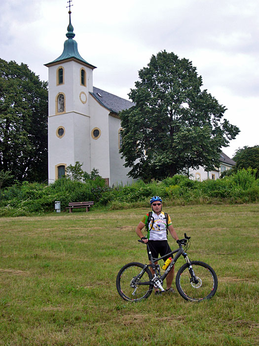 Reini vor der Kapelle auf dem Michaelsberg