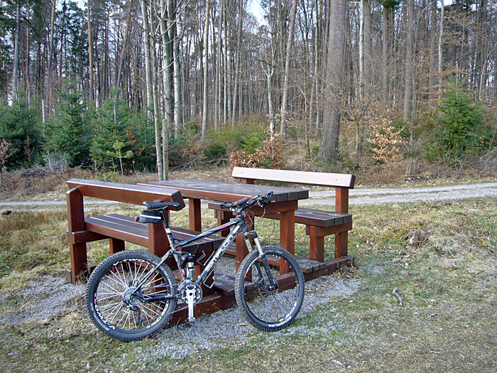 Irgendwie sind Tisch und B&auml;nke im falschen Ma&szlig;stab aufgebaut worden ;-)