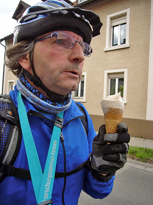 In Ettlingen g&ouml;nne ich mir ein Eis ;-) und wie immer schaue ich unwirsch drein :-(