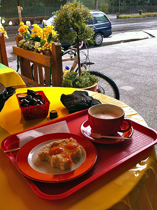 St&auml;rkung und hei&szlig;er Milchkaffee in BH, bevor es durch den Regen zur&uuml;ck geht