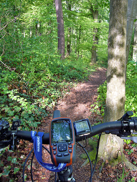 Gleich hinter der Garage beginnt ein Singletrail